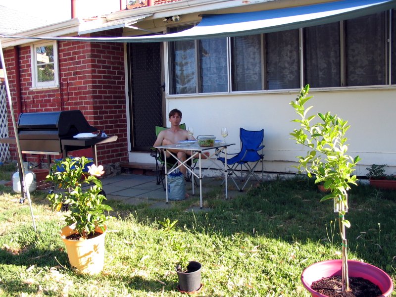 BBQ a novy slunecnik.JPG